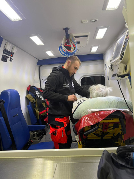 ratownicy ambulansa w kombinezonach