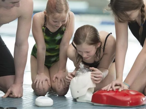 szkolenie dzieci z pierwszej pomocy na basenie